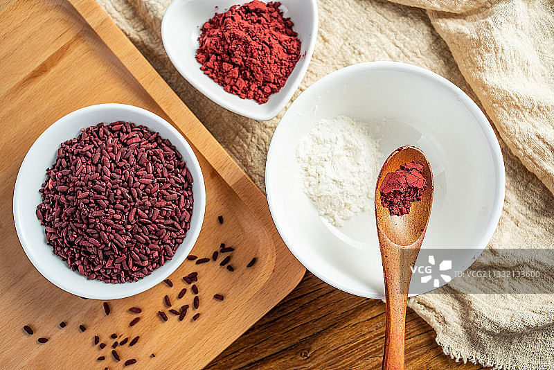 中国传统天然色素食品红曲米粉调色配制过程图片素材