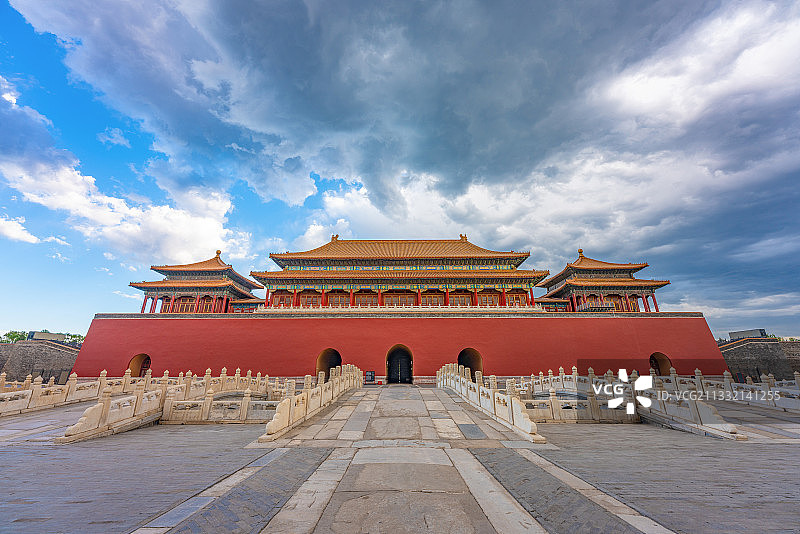 故宫午门，乌云与蓝天共舞图片素材