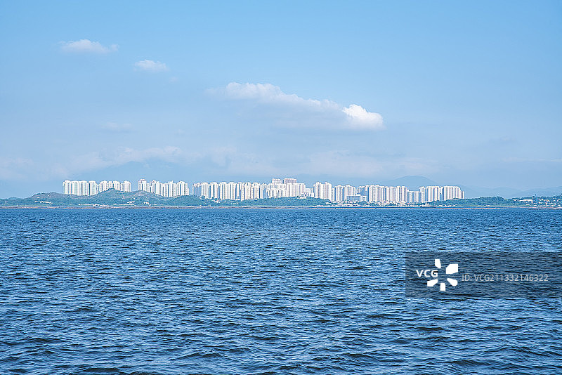 深圳湾海边的香港元朗区房地产楼房图片素材
