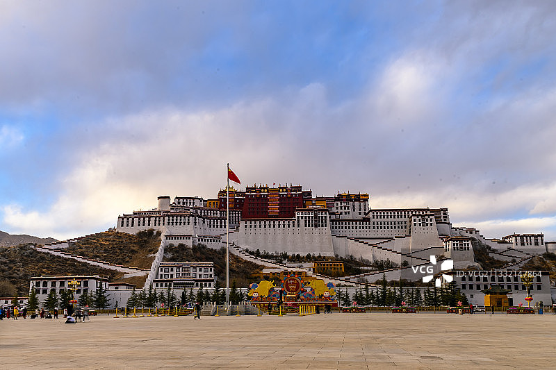 西藏拉萨：布达拉宫外景及西藏和平解放纪念碑图片素材