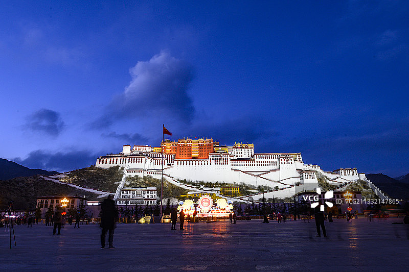西藏拉萨：布达拉宫外景及西藏和平解放纪念碑图片素材