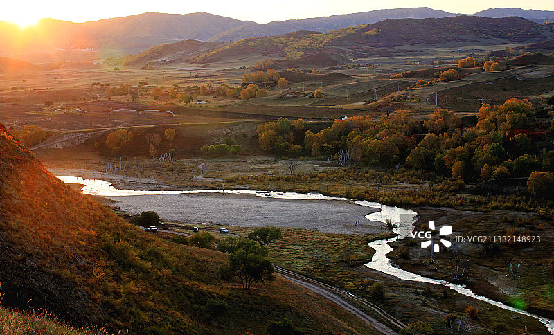 秋天草原晨曦中的河流图片素材