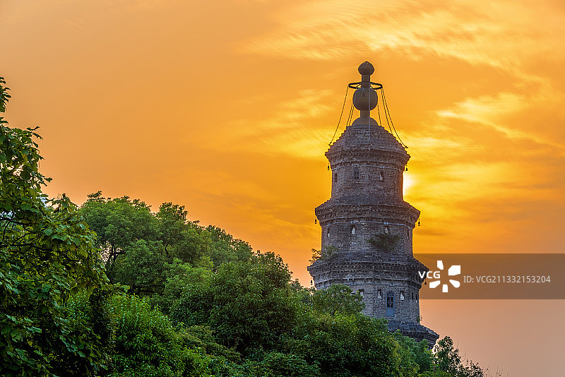 中国湖北荆州万寿园万寿宝塔日落风光图片素材