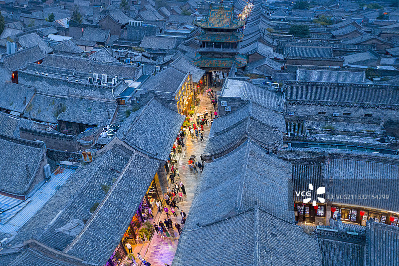 夜幕降临，平遥古城街道上挤满了前来旅游的人在消遣购物，欣赏古图片素材