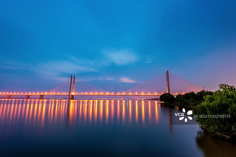 中国湖北荆州长江大桥夜景风光图片素材