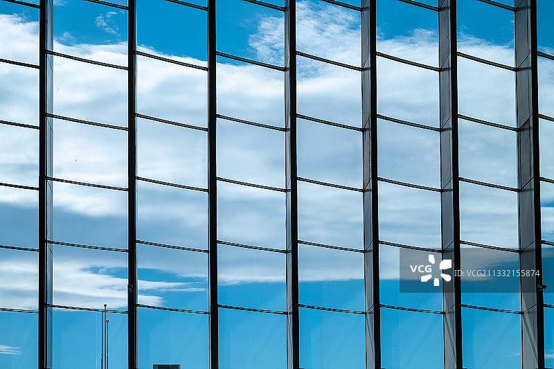 玻璃窗蓝天白云图片素材