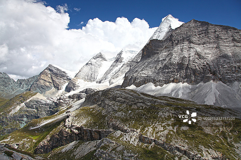 四川亚丁国家级自然保护区内的雪山和冰川图片素材