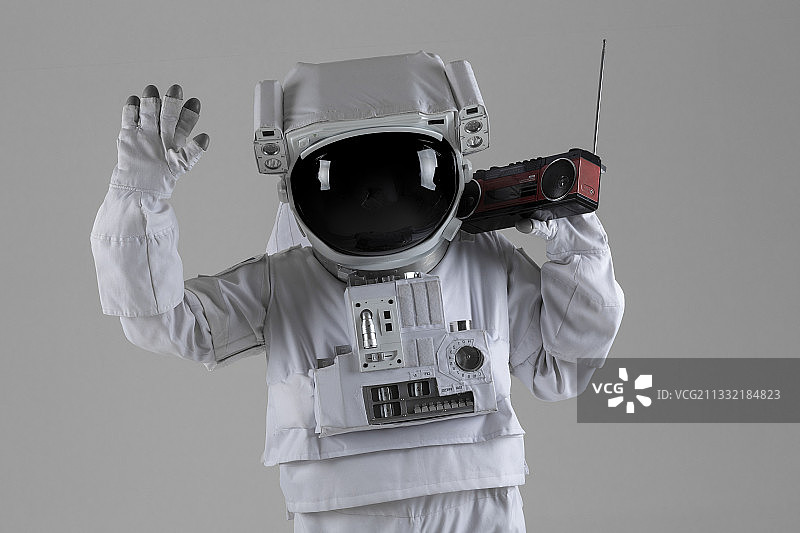 快乐的宇航员听着收音机音乐，白色背景图片素材