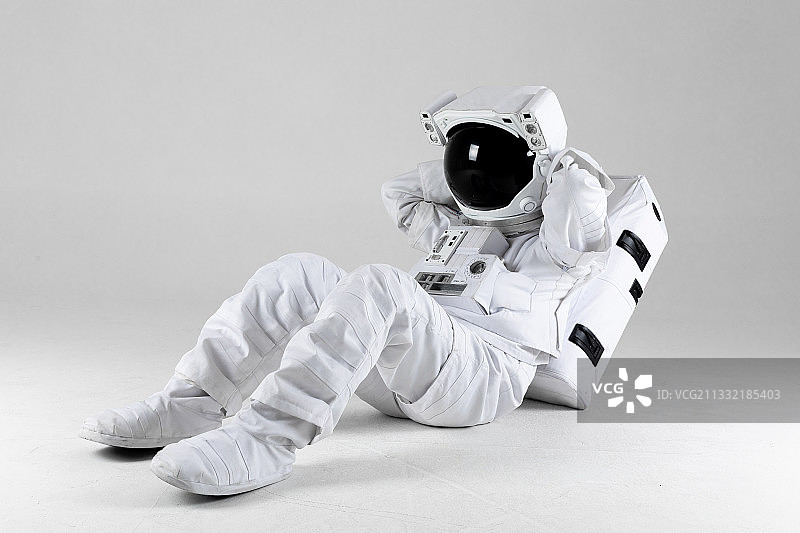 宇航员做运动，白色背景图片素材