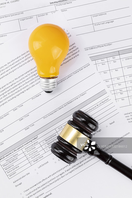 犯罪与法律相关文件、黄色灯泡和法槌图片素材