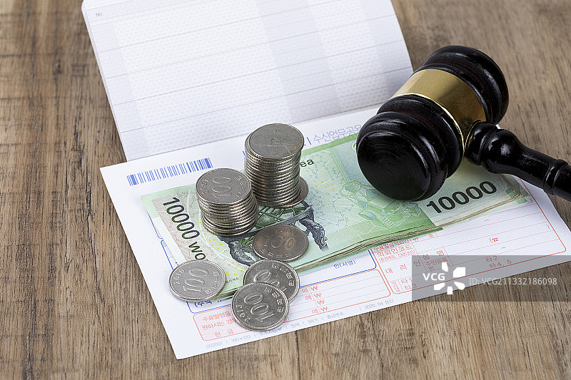 犯罪与法律——银行货币欺诈概念图片素材