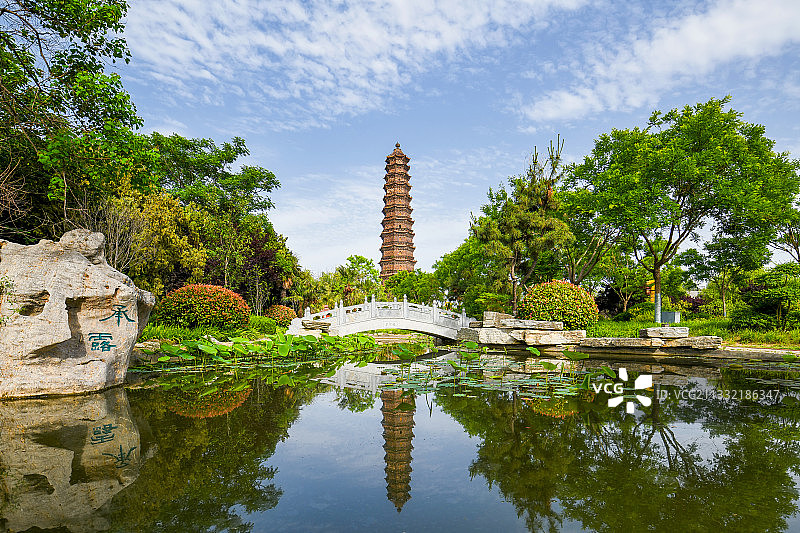 河南开封铁塔公园夏季户外风光图片素材