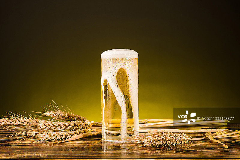 夏日饮品一杯溢出的啤酒图片素材