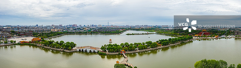 河南开封夏季龙亭景区城市天际线户外风光航拍图片素材