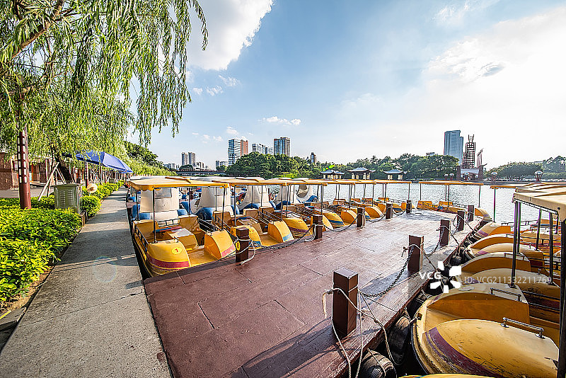 广东佛山南海千灯湖公园湖面上的观光小游船图片素材