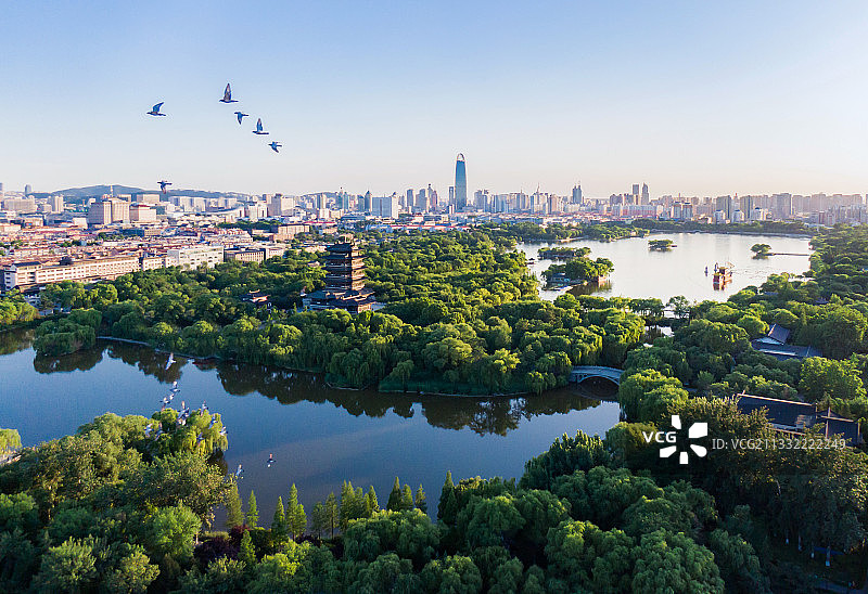 山东济南全景一城山色半城湖-大明湖图片素材