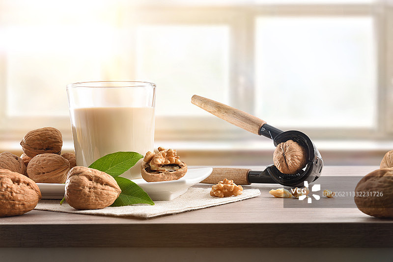桌上的牛奶饼干特写图片素材