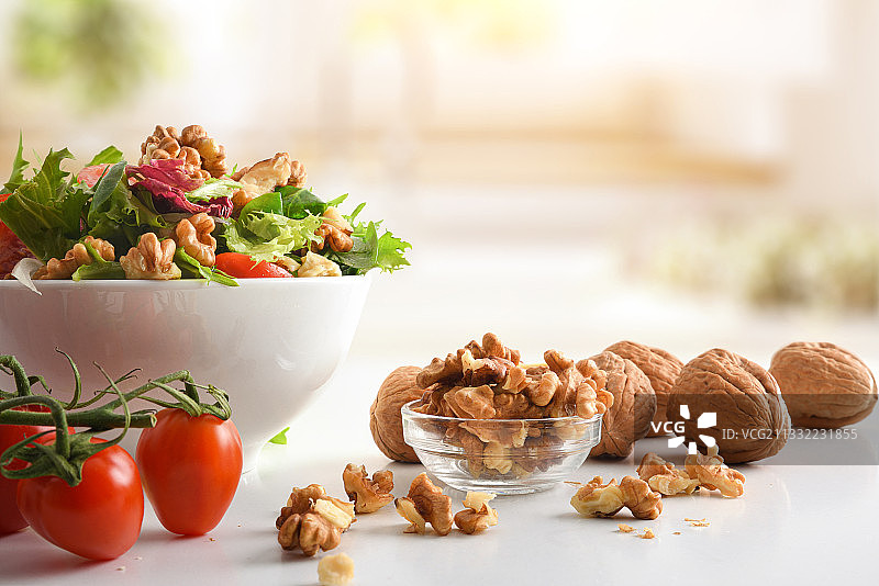桌上碗里的沙拉特写图片素材