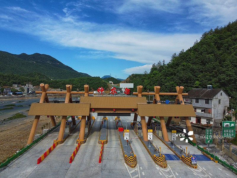 5月28日零时，保康至神农架高速公路（保神高速）正式通车图片素材