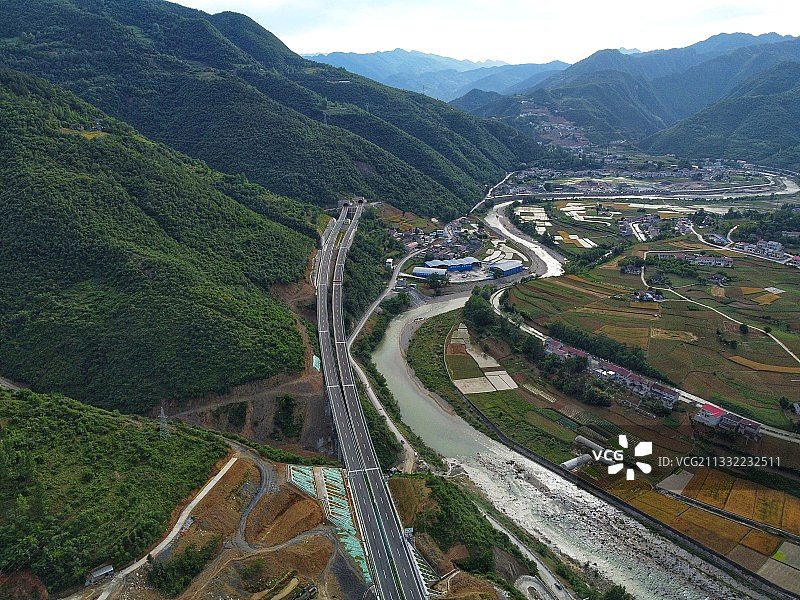 5月28日零时，保康至神农架高速公路（保神高速）正式通车图片素材