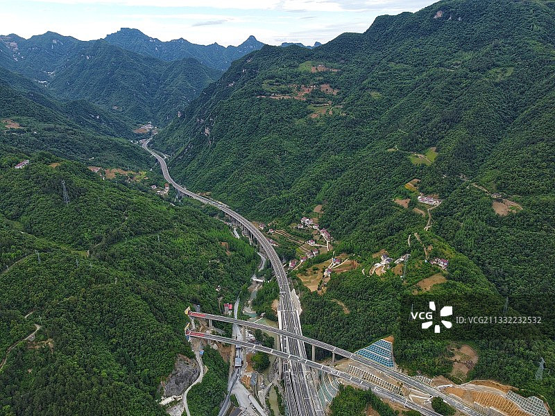 5月28日零时，保康至神农架高速公路（保神高速）正式通车图片素材