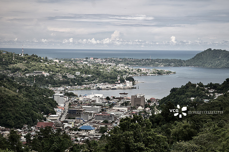 蓝天下俯瞰印度尼西亚查亚普拉海边城镇图片素材