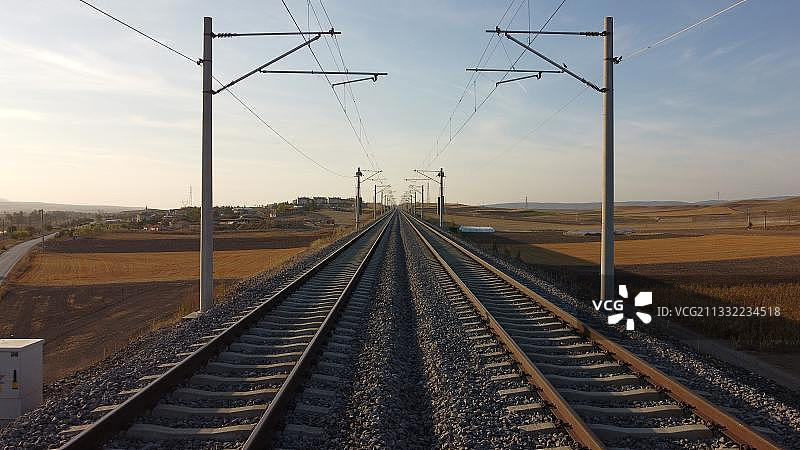 土耳其日落时分的铁轨高角度视图图片素材