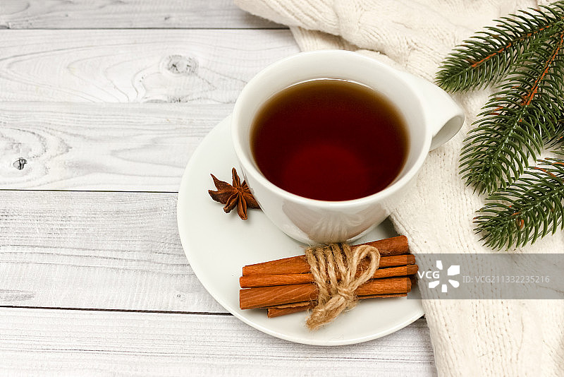冬日圣诞热茶与肉桂树枝图片素材