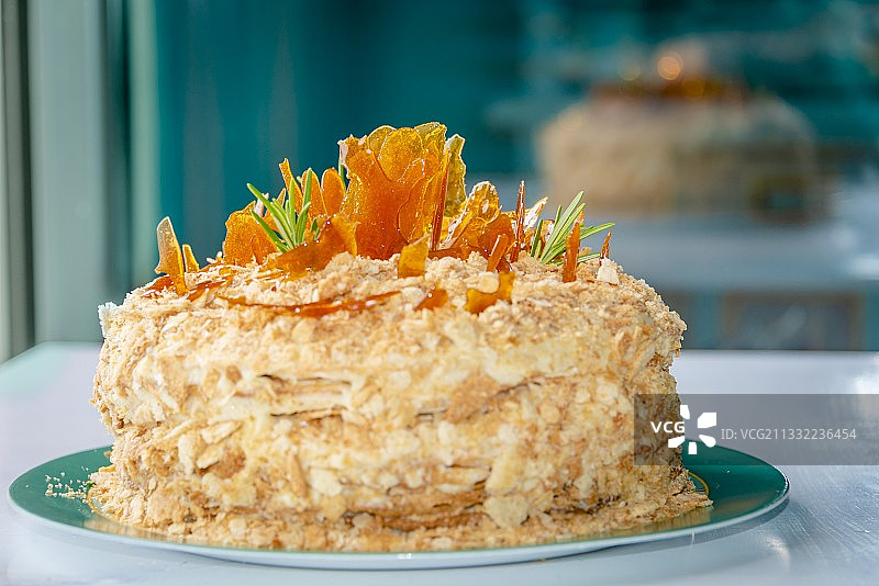 特写蛋糕在盘子上的桌子图片素材