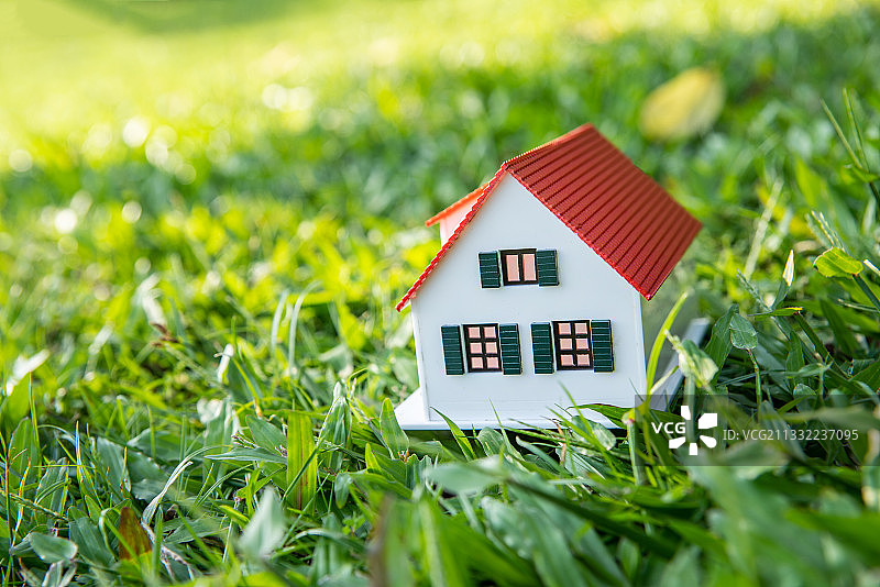 绿色草地上一栋小房子模型图片素材