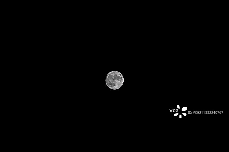 夜间天空下的月亮，意大利耶西视角图片素材
