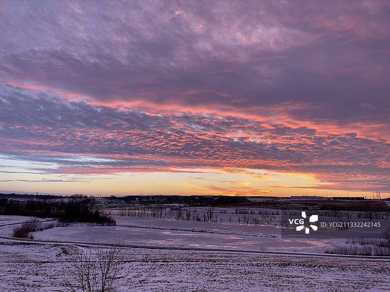 美国内布拉斯加州帕皮利翁日落时分的雪原风光图片素材