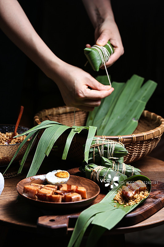 手工包的咸蛋黄五花肉粽图片素材