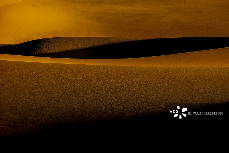 美国死亡谷国家公园梅斯基特平地沙丘的沙漠景观图片素材