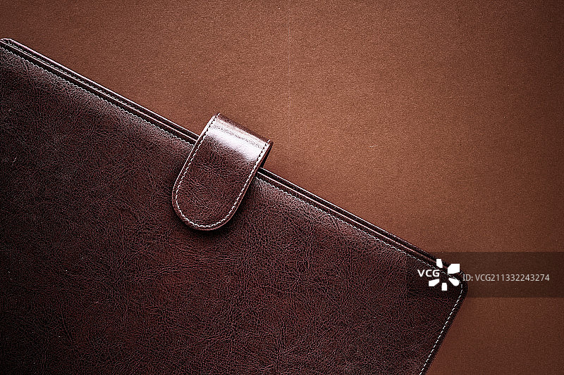 棕色背景上的棕色皮包特写图片素材