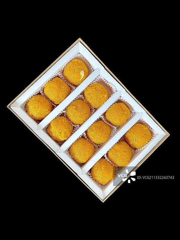 黑色背景下盒子中的甜点俯视图图片素材