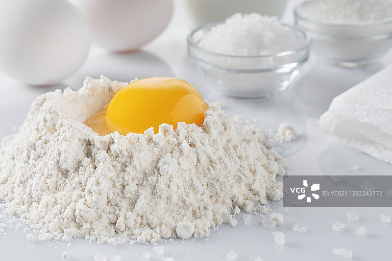 桌子上鸡蛋和面粉的特写图片素材