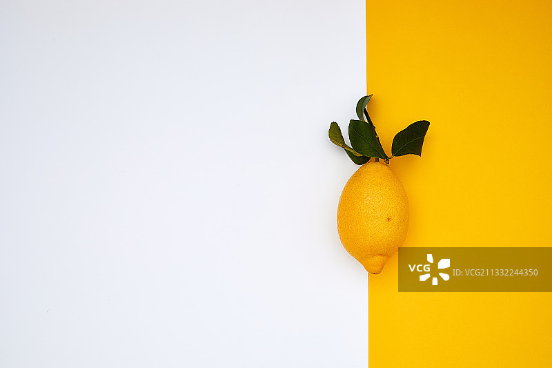 俯视拍摄的桌子上的橙子，瑞士图片素材