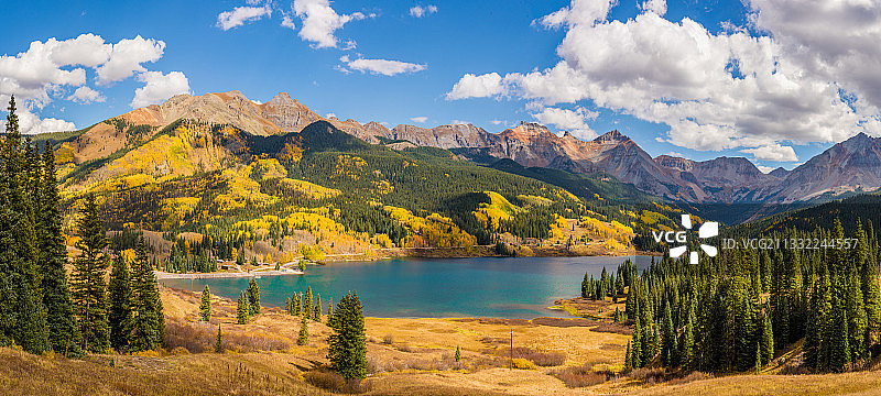 皇后镇卓越山和箭镇的自然风光全景，新西兰南岛图片素材