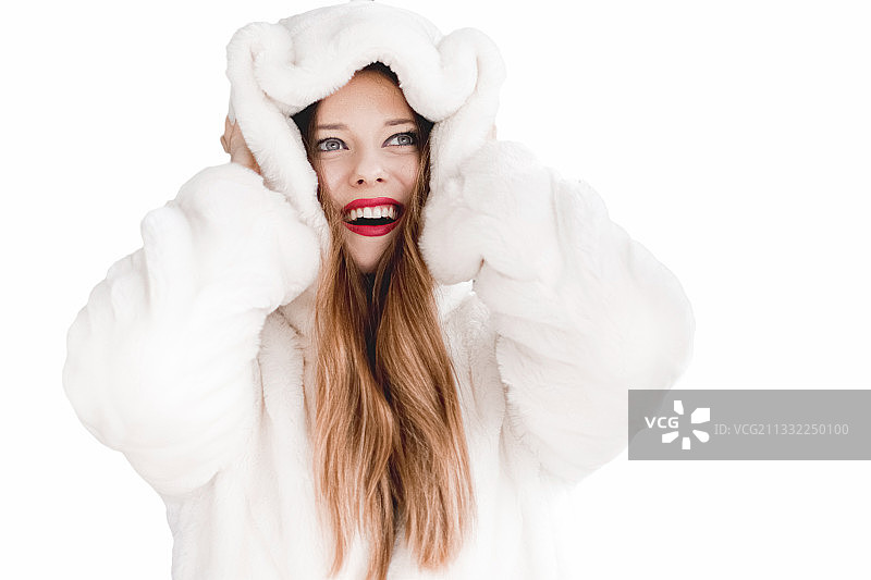 身穿浴袍的女子肖像，白色背景图片素材