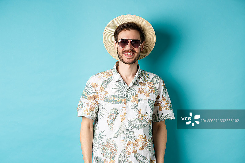 戴太阳镜的男人靠在蓝色墙壁上的肖像图片素材
