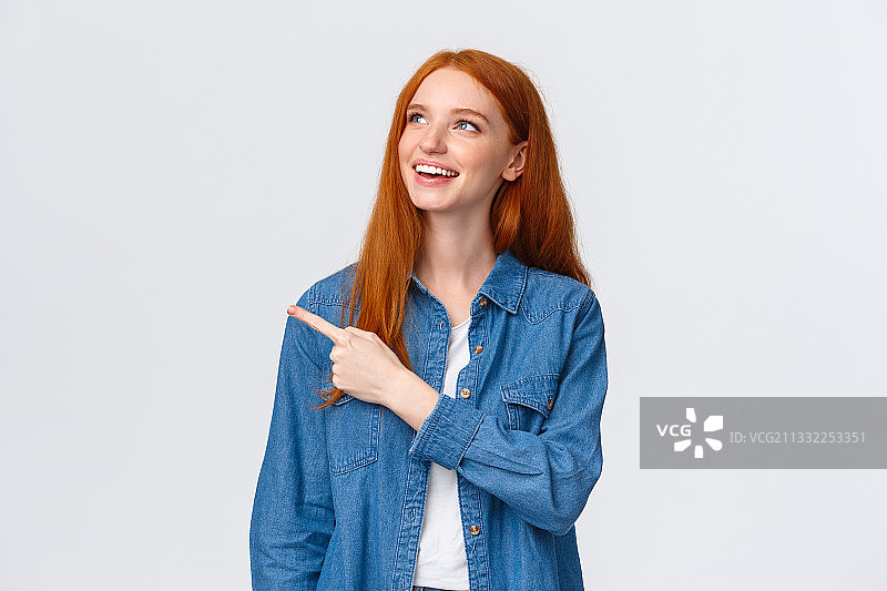 站在白色背景前的年轻女人图片素材