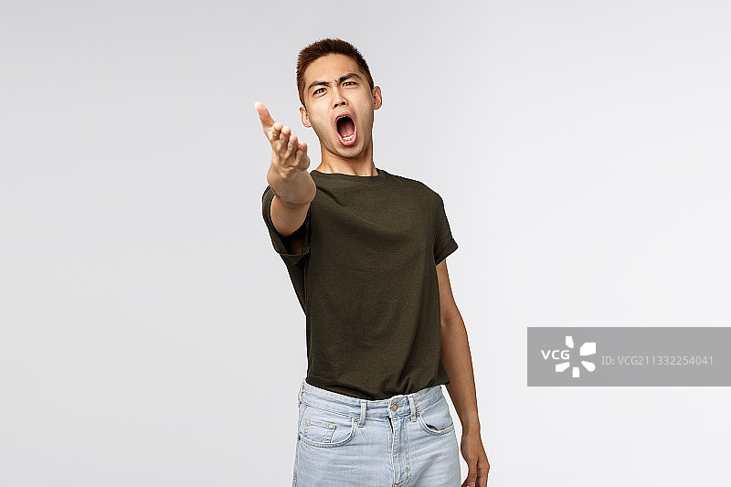 白色背景前做手势的年轻男人肖像图片素材