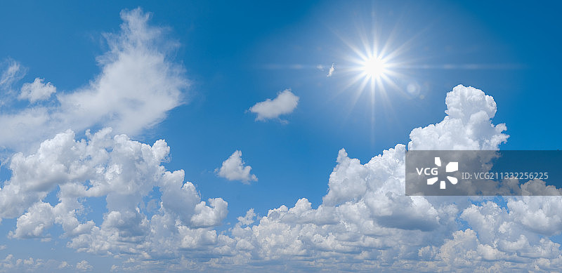 低角度的阳光透过云流图片素材