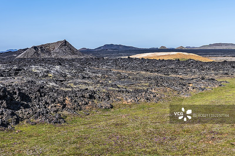 冰岛晴空下的田野风光图片素材
