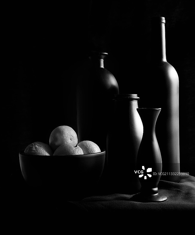 黑色背景下桌子上的瓶子特写图片素材