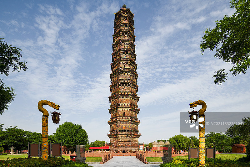 河南开封铁塔公园铁塔户外风光图片素材