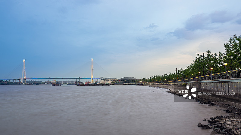 傍晚，从徐汇滨江大道拍摄徐浦大桥和三港线渡口图片素材