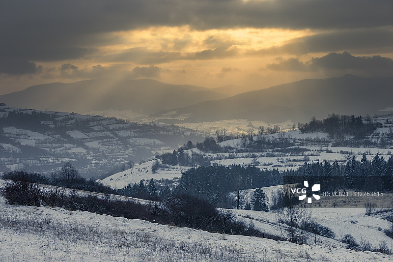 波兰贝斯基德山脉日落雪景风光图片素材