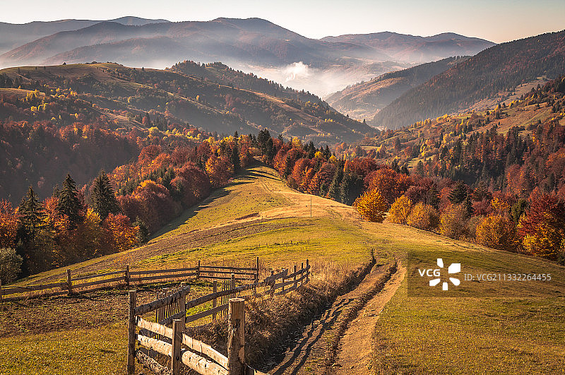 在秋天，风景对天空的景色图片素材
